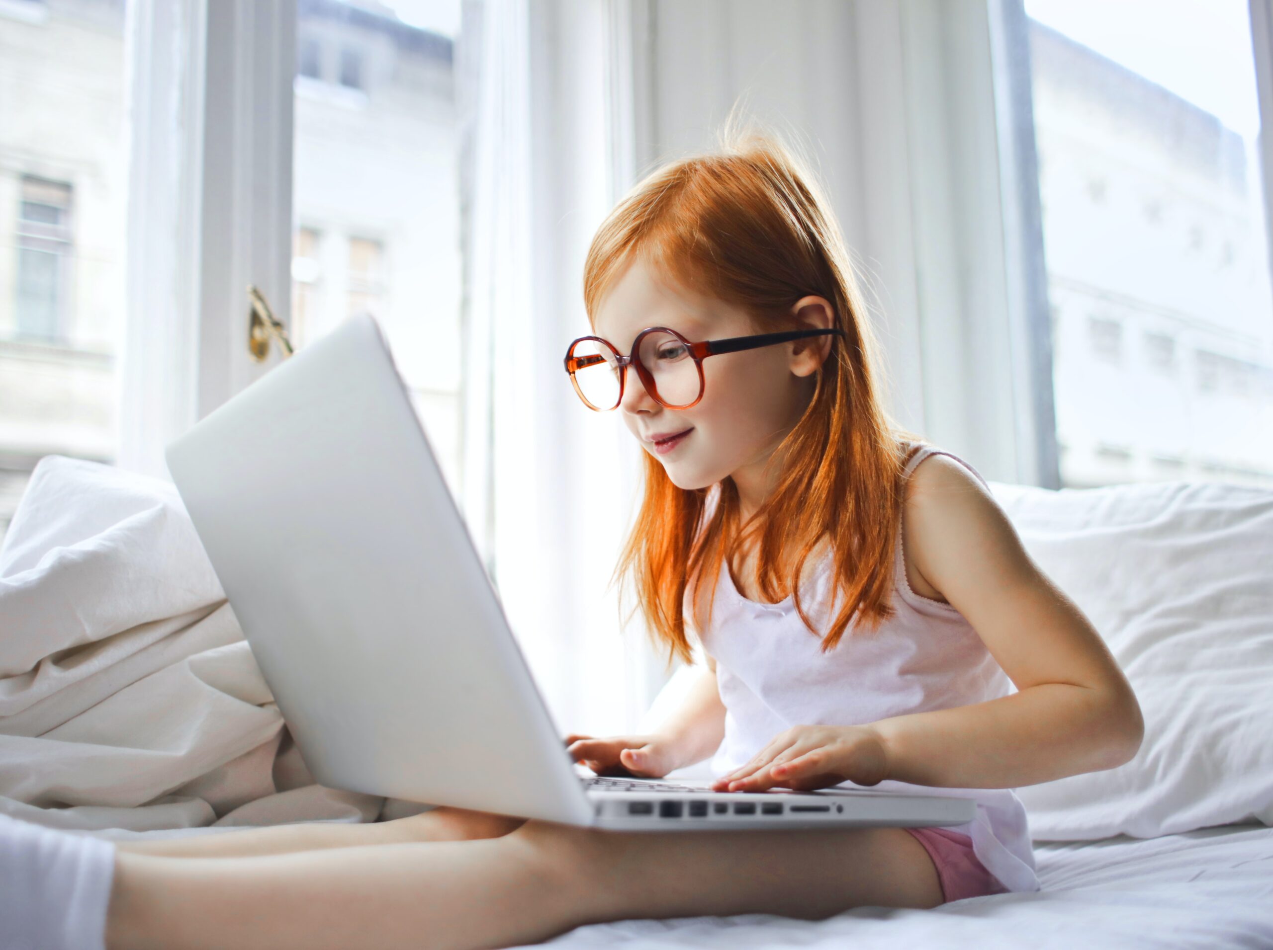 Dziewczynka uczy się programowania na swoi komputerze