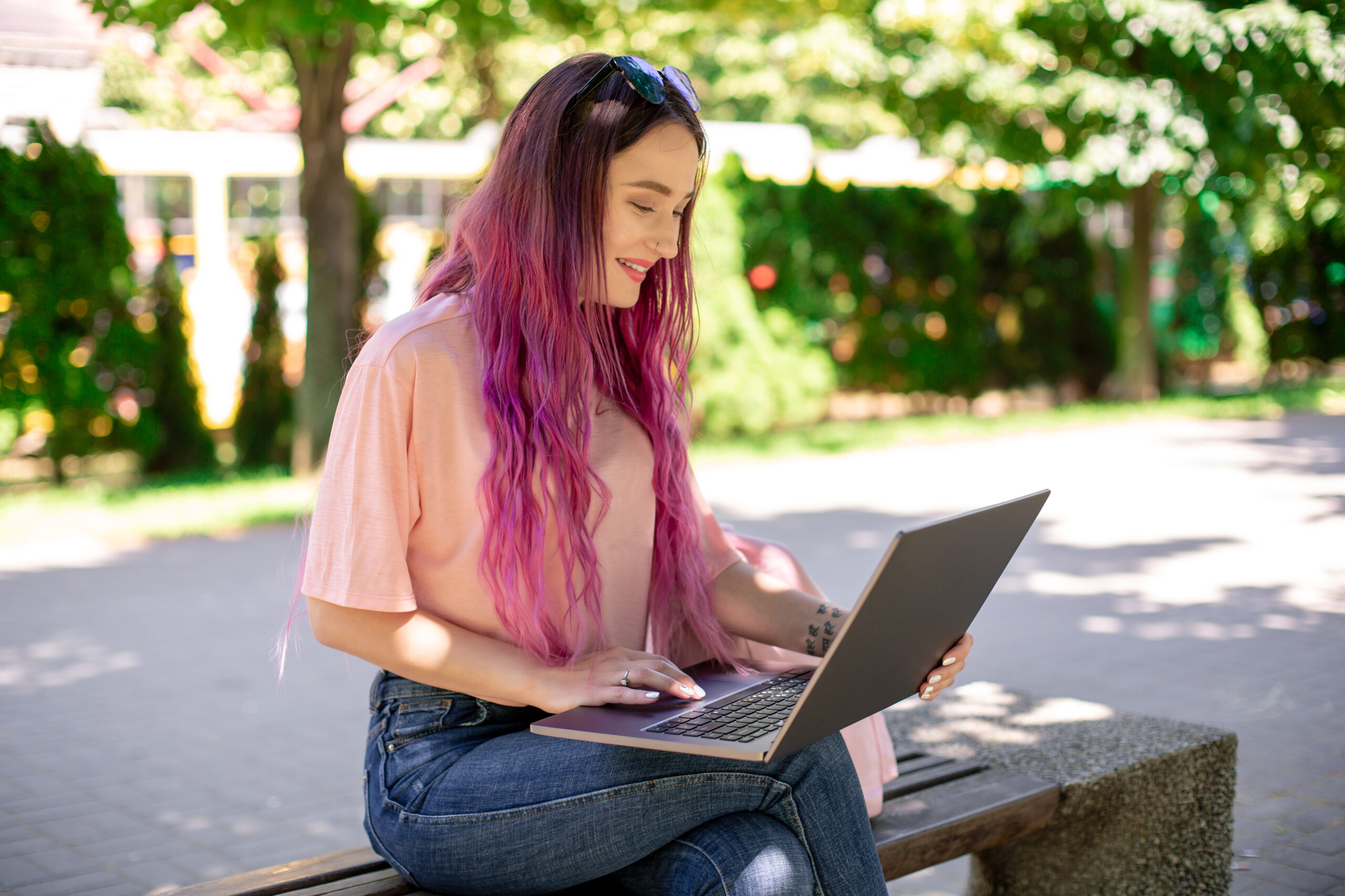 Studentka z laptopem korzystająca z platformy USOS PWr
